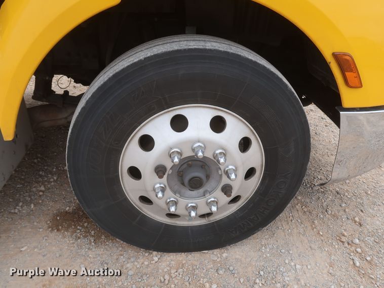 image for item KR9831 2016 Peterbilt 579  semi truck