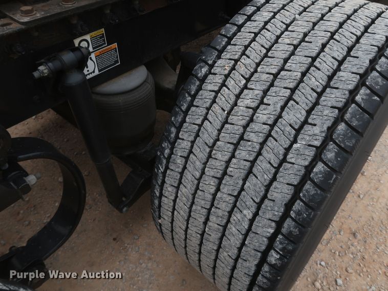 image for item KR9831 2016 Peterbilt 579  semi truck