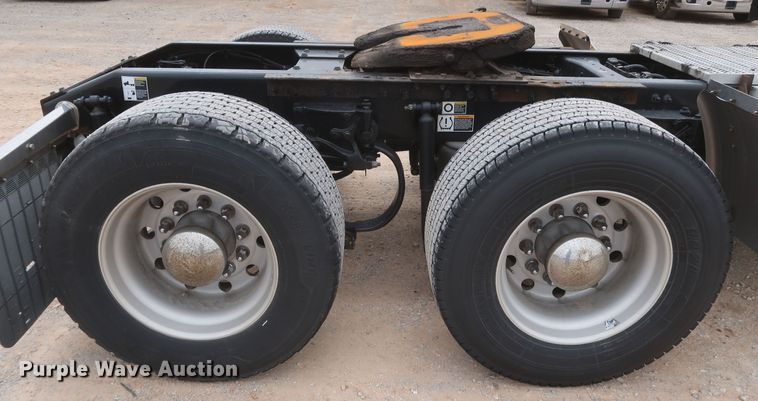 image for item KR9831 2016 Peterbilt 579  semi truck