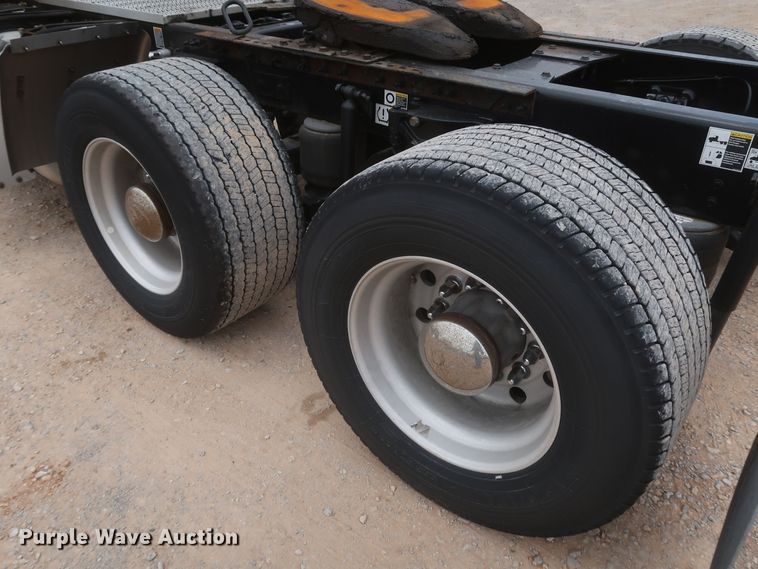 image for item KR9831 2016 Peterbilt 579  semi truck