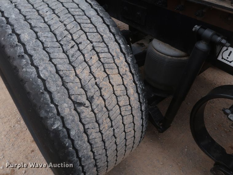 image for item KR9831 2016 Peterbilt 579  semi truck