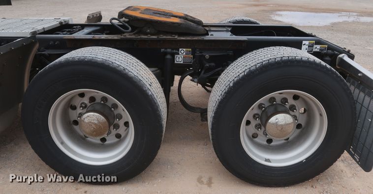 image for item KR9831 2016 Peterbilt 579  semi truck