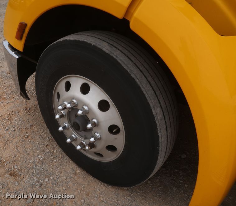 image for item KR9831 2016 Peterbilt 579  semi truck