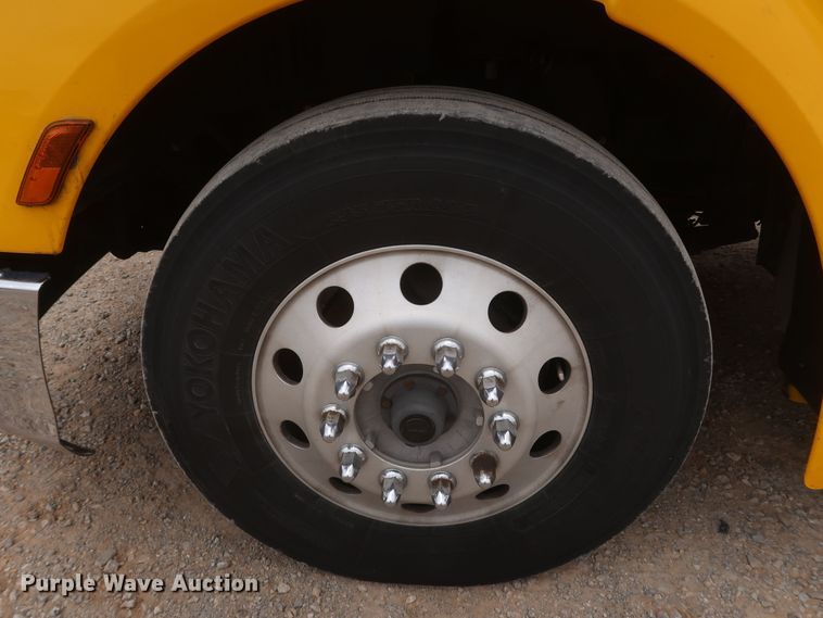 image for item KR9831 2016 Peterbilt 579  semi truck