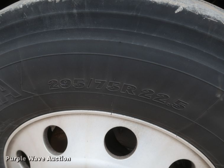 image for item KR9831 2016 Peterbilt 579  semi truck