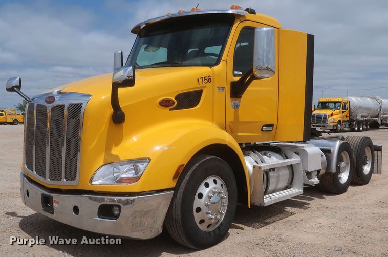 image for item KR9832 2017 Peterbilt 579  semi truck