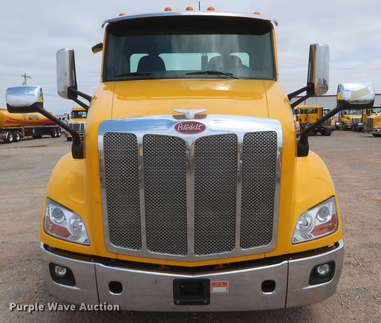image for item KR9832 2017 Peterbilt 579  semi truck