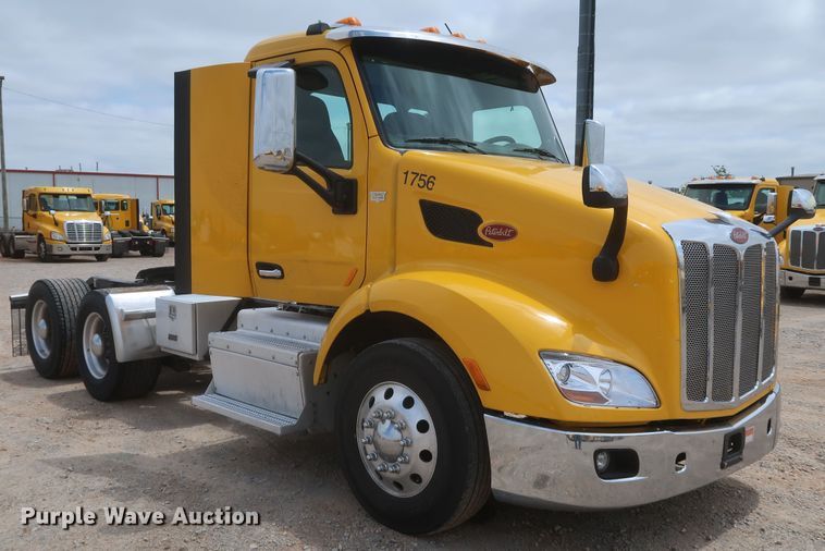 image for item KR9832 2017 Peterbilt 579  semi truck