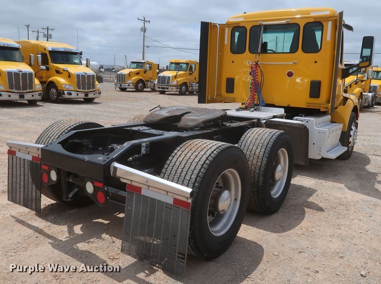 image for item KR9832 2017 Peterbilt 579  semi truck