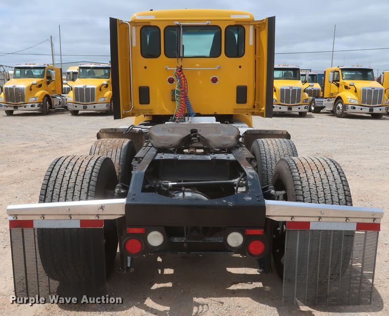 image for item KR9832 2017 Peterbilt 579  semi truck
