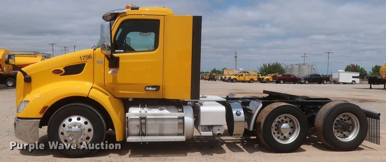 image for item KR9832 2017 Peterbilt 579  semi truck