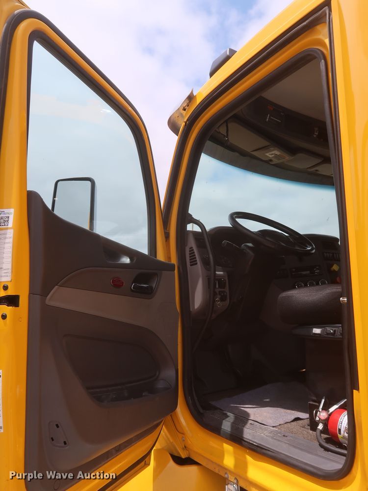 image for item KR9832 2017 Peterbilt 579  semi truck
