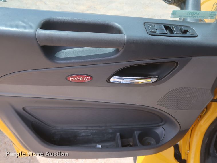 image for item KR9832 2017 Peterbilt 579  semi truck