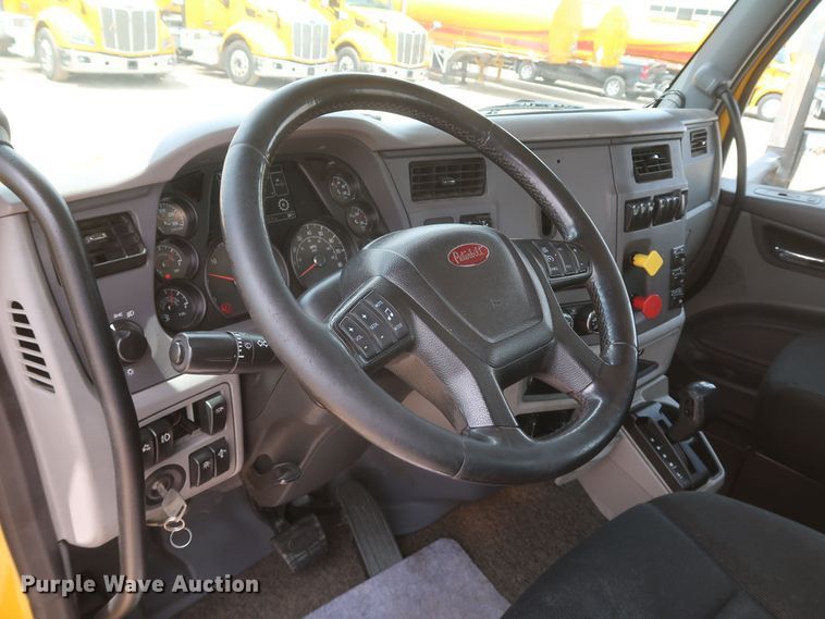 image for item KR9832 2017 Peterbilt 579  semi truck