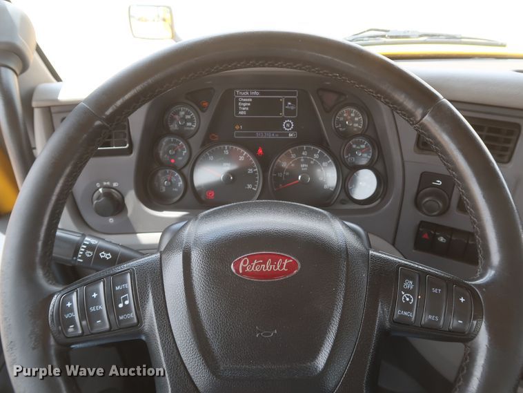 image for item KR9832 2017 Peterbilt 579  semi truck
