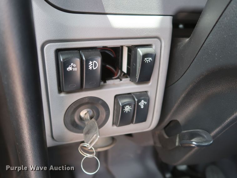 image for item KR9832 2017 Peterbilt 579  semi truck