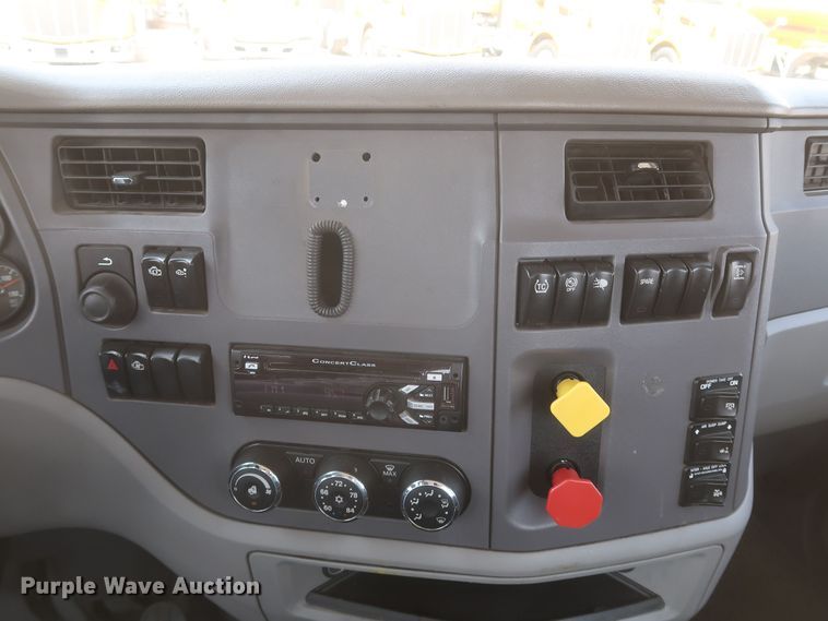 image for item KR9832 2017 Peterbilt 579  semi truck