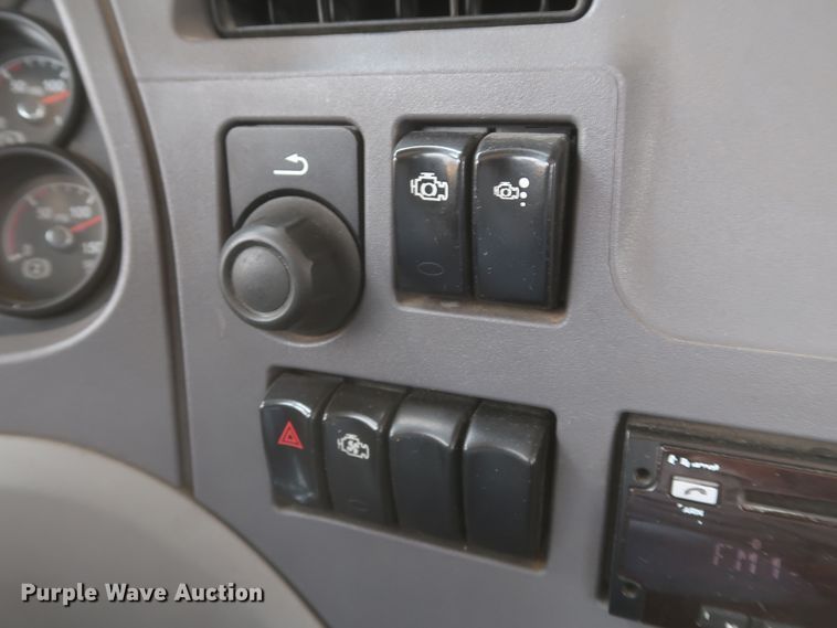 image for item KR9832 2017 Peterbilt 579  semi truck