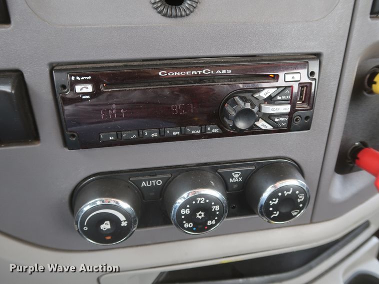 image for item KR9832 2017 Peterbilt 579  semi truck