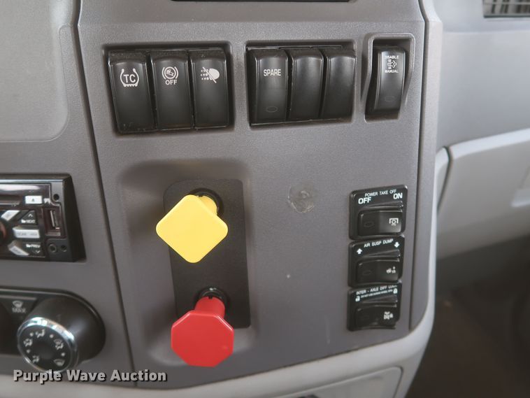 image for item KR9832 2017 Peterbilt 579  semi truck