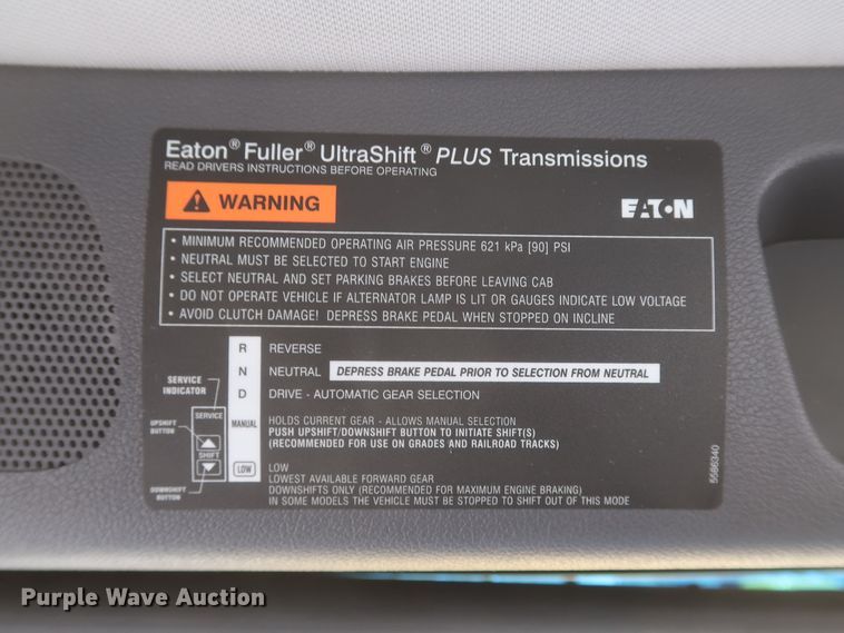 image for item KR9832 2017 Peterbilt 579  semi truck