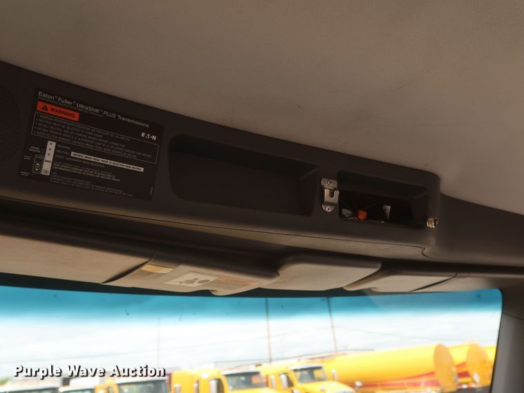 image for item KR9832 2017 Peterbilt 579  semi truck