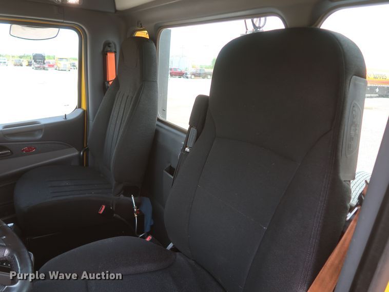 image for item KR9832 2017 Peterbilt 579  semi truck