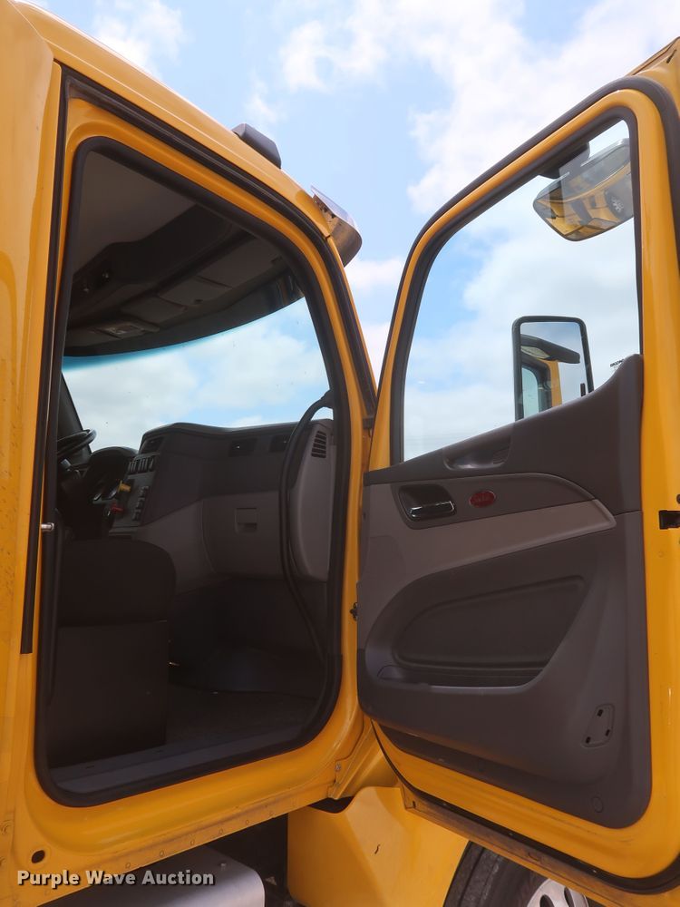 image for item KR9832 2017 Peterbilt 579  semi truck