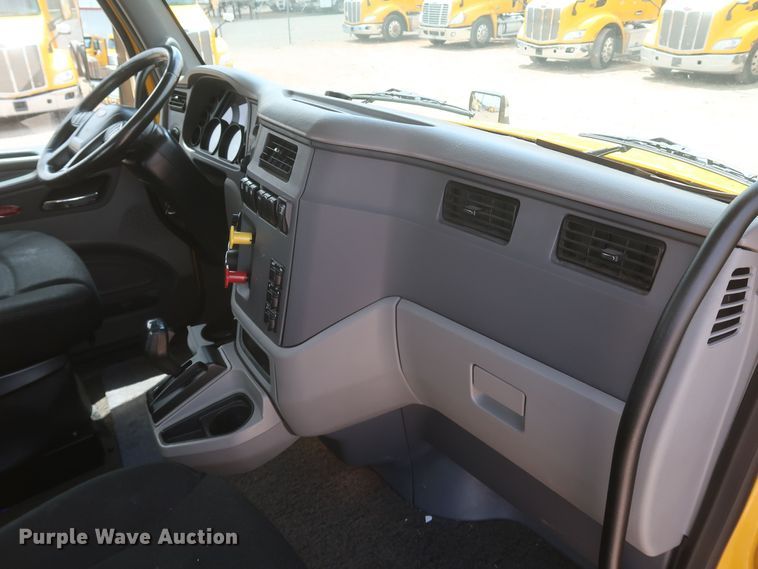 image for item KR9832 2017 Peterbilt 579  semi truck