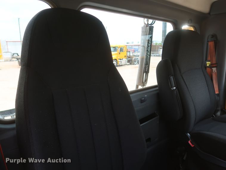 image for item KR9832 2017 Peterbilt 579  semi truck