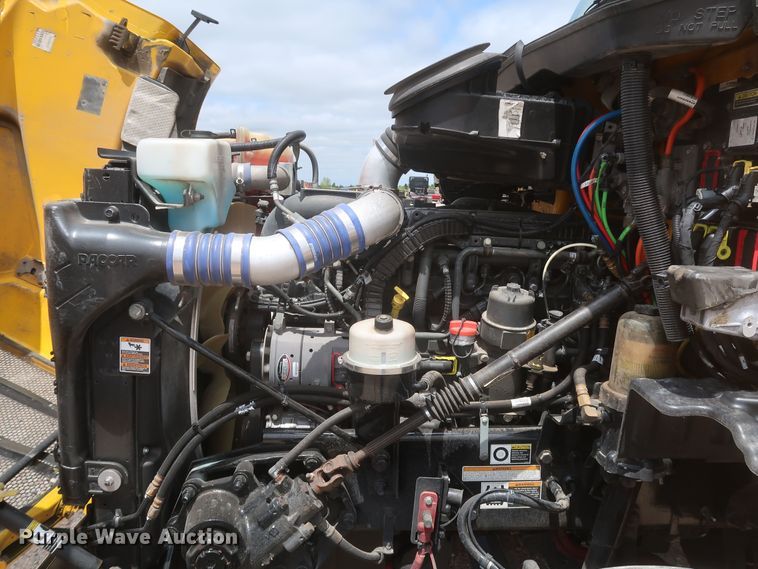 image for item KR9832 2017 Peterbilt 579  semi truck