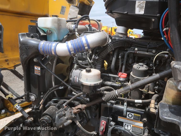 image for item KR9832 2017 Peterbilt 579  semi truck