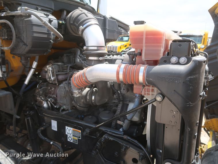 image for item KR9832 2017 Peterbilt 579  semi truck