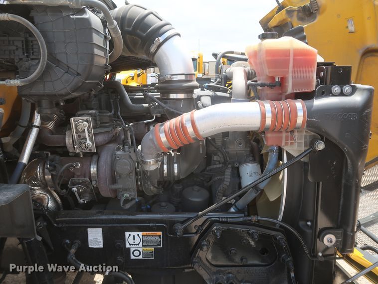 image for item KR9832 2017 Peterbilt 579  semi truck