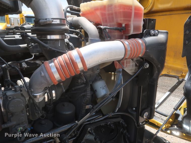 image for item KR9832 2017 Peterbilt 579  semi truck