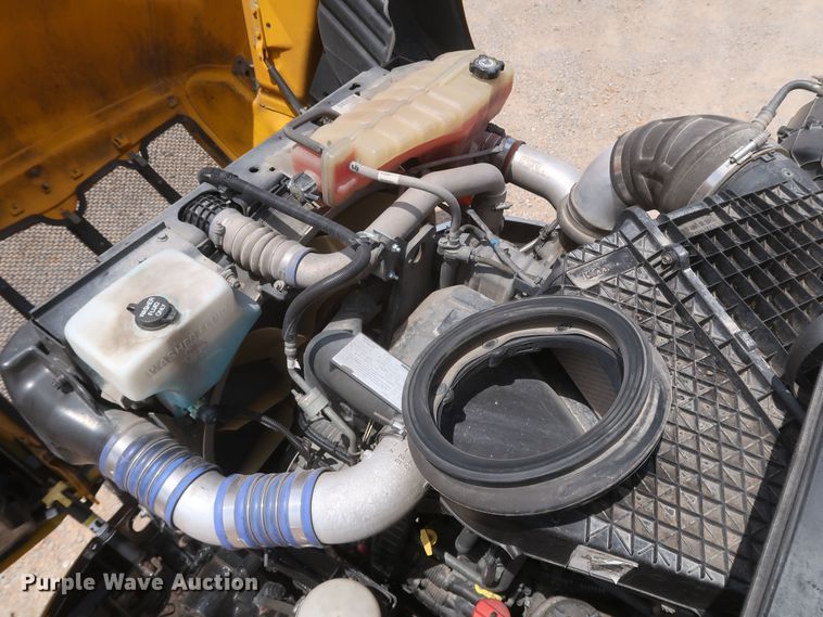 image for item KR9832 2017 Peterbilt 579  semi truck