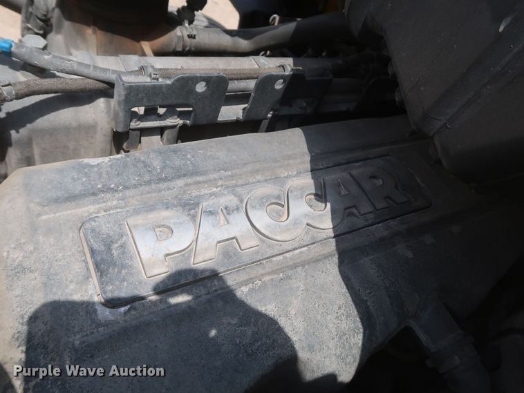 image for item KR9832 2017 Peterbilt 579  semi truck