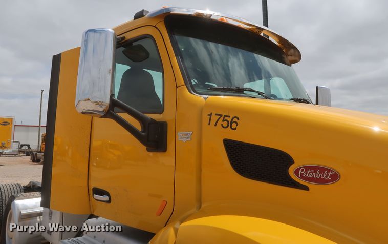 image for item KR9832 2017 Peterbilt 579  semi truck