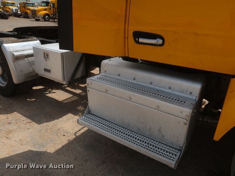 image for item KR9832 2017 Peterbilt 579  semi truck