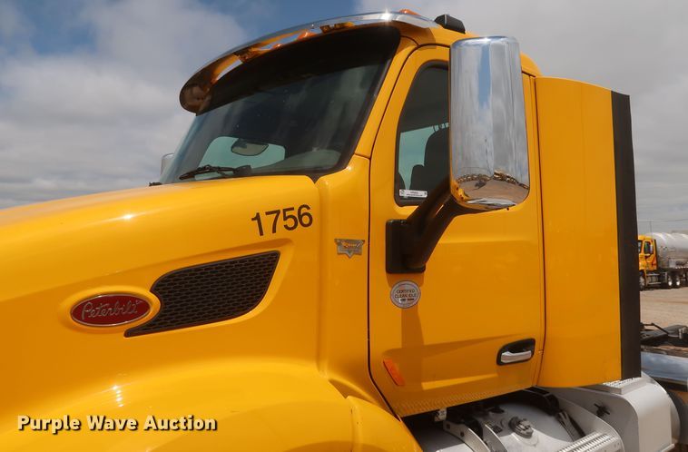 image for item KR9832 2017 Peterbilt 579  semi truck