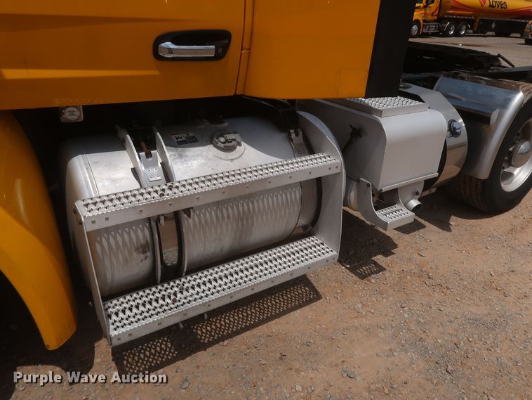 image for item KR9832 2017 Peterbilt 579  semi truck