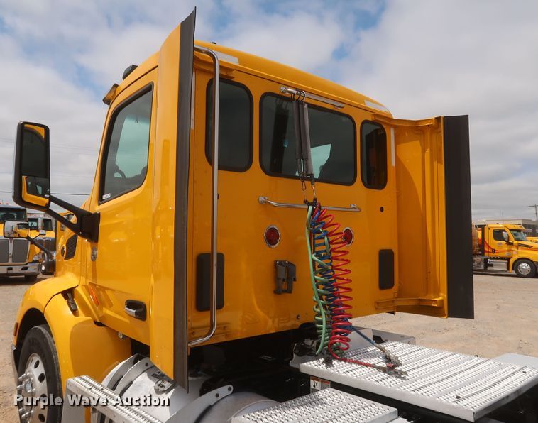 image for item KR9832 2017 Peterbilt 579  semi truck