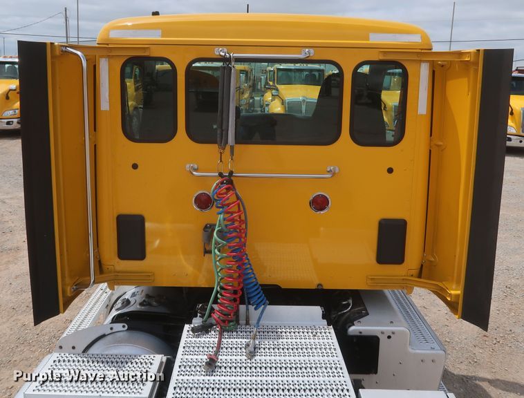 image for item KR9832 2017 Peterbilt 579  semi truck