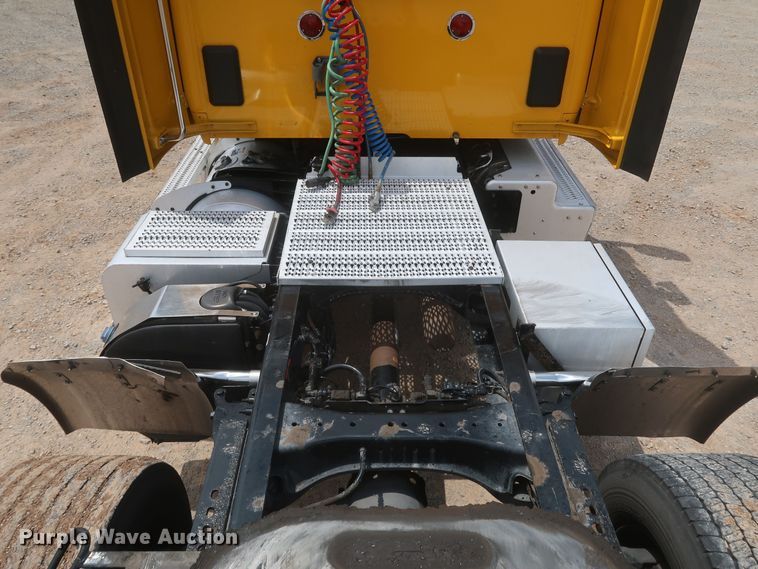 image for item KR9832 2017 Peterbilt 579  semi truck