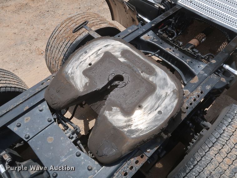 image for item KR9832 2017 Peterbilt 579  semi truck