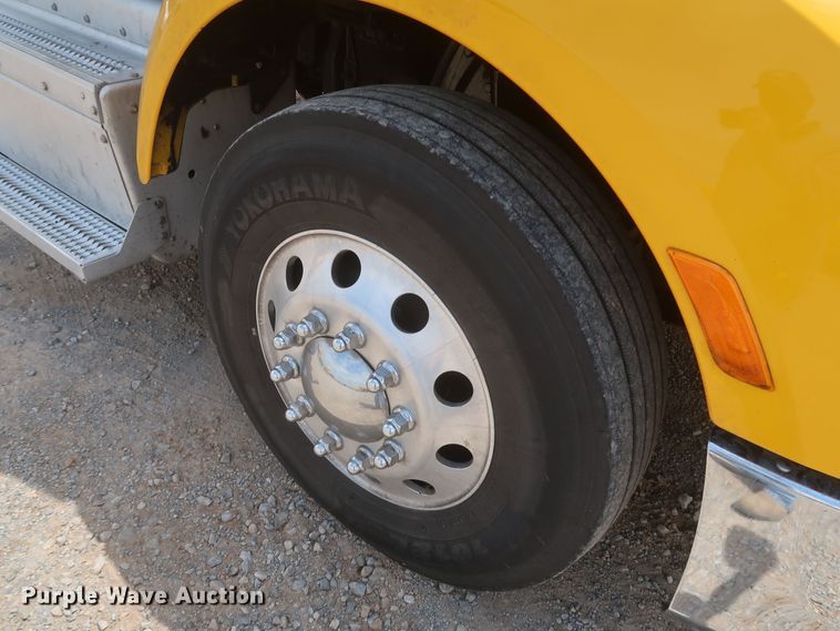 image for item KR9832 2017 Peterbilt 579  semi truck