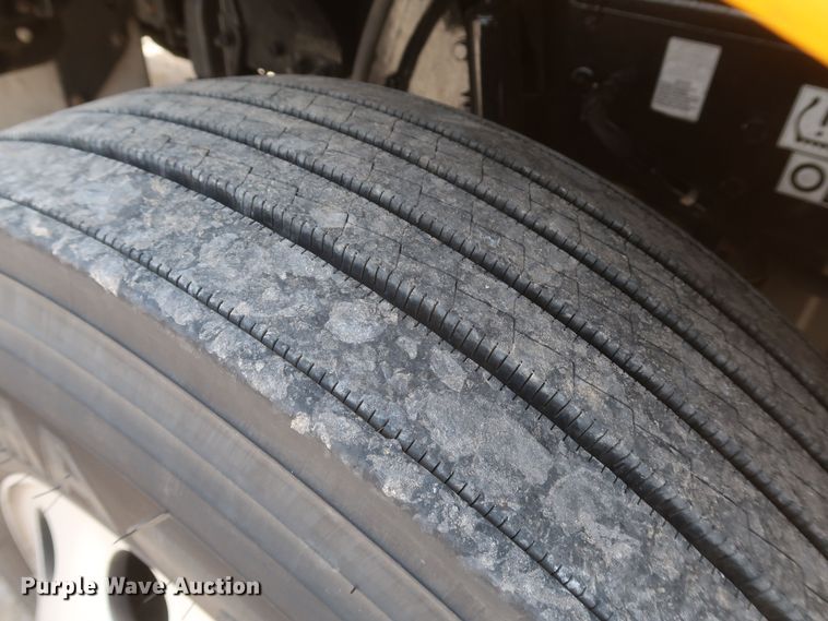 image for item KR9832 2017 Peterbilt 579  semi truck