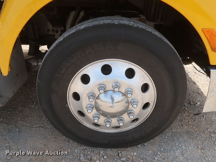 image for item KR9832 2017 Peterbilt 579  semi truck