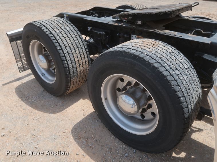 image for item KR9832 2017 Peterbilt 579  semi truck