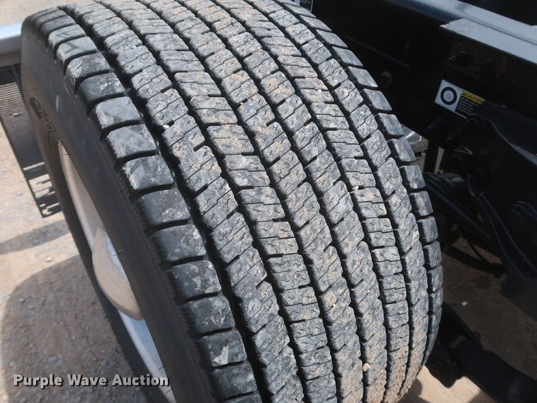 image for item KR9832 2017 Peterbilt 579  semi truck